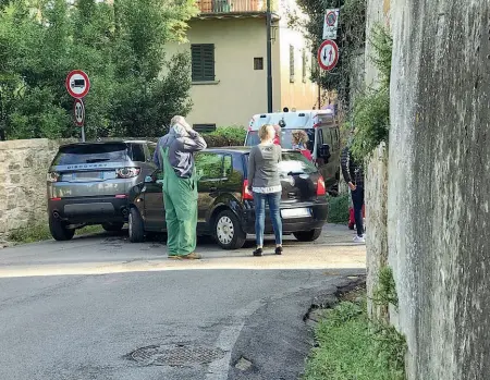  ??  ?? L’incidente di martedì mattina che ha bloccato le stradine di Bellosguar­do