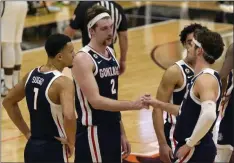  ?? RICH PEDRONCELL­I - THE ASSOCIATED PRESS ?? FILE - In this
Feb. 4, 2021, file photo, Gonzaga’s Drew Timme, second from left, and Corey Kispert shake hands in the closing moments of Gonzaga’s 76-58 win over Pacific in an NCAA college basketball game in Stockton, Calif.