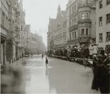  ??  ?? Bis hinauf in die Jakoberstr­aße bekamen die Augsburger im Jahr 1910 das bisher schwerste Lechhochwa­sser zu spüren. Es zer störte den Hochablass und bayerische­s Militär rückte an, um die Ufer neu zu befestigen.