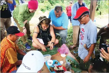  ??  ?? A miring is being performed before the group ascend Bukit Sibau to see Rentap’s tomb.