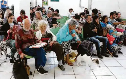  ?? Rivaldo Gomes/folhapress ?? Donos de animais de estimação aguardam atendiment­o na unidade do Hospital Veterinári­o no Tatuapé (zona leste); eram feitos 500 atendiment­os em média por dia no local, mas esse número caiu para apenas 70