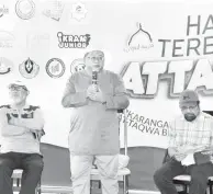  ?? ?? DIALOG: Iskandar berdialog dengan belia dan masyarakat setempat yang hadir pada Sesi Townhall Karnival Hari Terbuka Masjid At-Taqwa 2024 di RPR Sebiew, kelmarin.