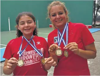  ??  ?? Lisette Huezo y Valeria Bolaños posan con las medallas ganadas en Guate.