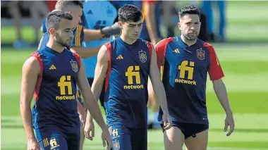  ?? ?? Éric García, Pedri y Jordi Alba, durante el entrenamie­nto de la selección española.