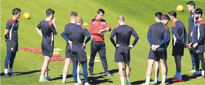  ?? Picture: SNS. ?? Dundee manager Neil McCann addresses the players on his first full day of training at Dens yesterday. The ex-Scotland star will take charge for the next five games.