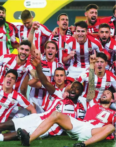  ??  ?? Los jugadores del Athletic Club reciben la Supercopa tras derrotar al Barcelona en la final