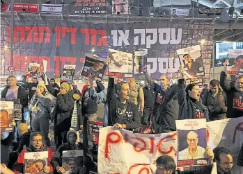  ?? AFP ?? Reclamos. Israelíes presionan en Tel Aviv por una tregua para canjear rehenes.