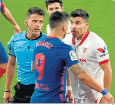  ?? EFE ?? Luis Suárez se encara con Acuña delante del Gil Manzano en la acción que le costó la tarjeta amarilla.