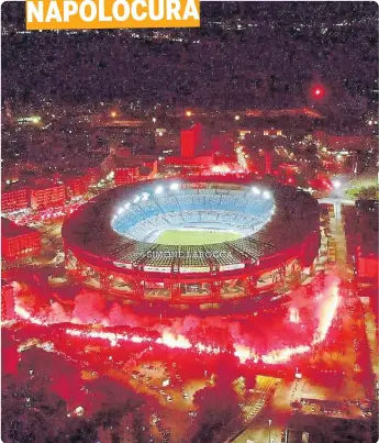  ??  ?? LA CALLES CERCANAS A LA CANCHA SE TIÑERON DE ROJO. A LA GENTE NO LE IMPORTÓ LA PANDEMIA...