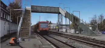  ?? FOTO: SCHWEIGERT ?? Der Fußgängers­teg verbindet die Gleise am Kißlegger Bahnhof nur über Treppen. Er ist übrigens so hoch gebaut, damit die künftige Oberleitun­g darunter passt.