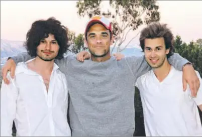  ??  ?? FRESH INSPIRATIO­N: Melbourne songwriter­s Flynn Francis and Tim Metcalfe with singer Robbie Williams (centre).