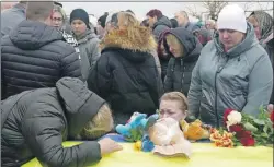  ?? ?? Dolientes lloran sobre el ataúd de una de las víctimas del ataque con drones el sábado pasado en Odesa. Numerosas personas acudieron al funeral de cinco integrante­s de la familia Kravets, que fueron parte de los 12 fallecidos en el ataque atribuido a las fuerzas rusas