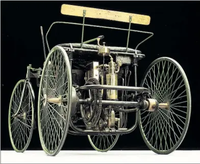 ?? [MBÖ] ?? Weltausste­llung Paris, 1889: Der Daimler-Stahlradwa­gen wird gezeigt.