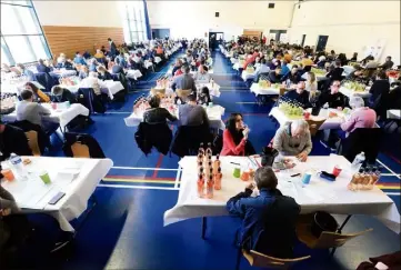  ?? (Photos Frank Muller) ?? L’ambiance était studieuse dans la salle polyvalent­e de Pignans.