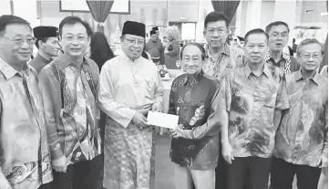  ??  ?? Swee Yong (front, third right) hands over the letter of invitation to the festival to Abang Johari.