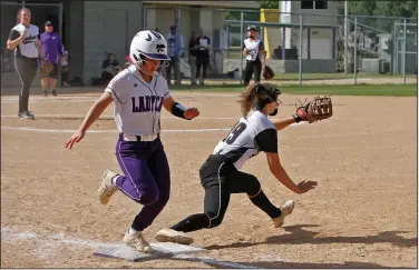  ?? Terrance Armstard/News-Times ?? Safe: El Dorado's Payton Scarlett (2) safely reaches first base before Smackover's Karli Goocher (39) catches the ball during their game Wednesday.