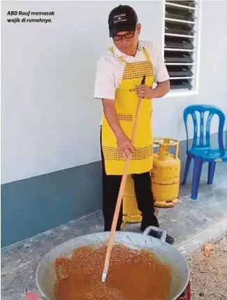  ??  ?? ABD Rauf memasak wajik di rumahnya.