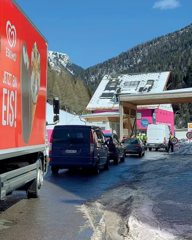  ??  ?? Traffico a rilento Controlli al confine di Stato (passo del Brennero) tra Italia e Austria