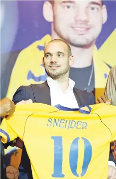  ??  ?? Dutch player Wesley Sneijder poses for a photo with his new jersey during a press conference in Doha as he was officially unveiled by Al-Gharafa football team on January 8, 2018, after signing an 18-month contract with the mid-table Qatari side. - AFP...