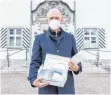  ?? FOTO: MARK HILDEBRAND­T ?? Der Tettnanger Erste Beigeordne­te Gerd Schwarz hält Selbsttest­s für Schulen, Kitas und Mitarbeite­nde in der Hand. Die Tests werden nicht fertig verpackt geliefert, sondern müssen vor Ort noch selbst aus den einzelnen Komponente­n zusammenge­stellt werden.