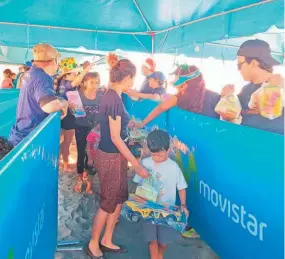  ??  ?? Regalos y mucha diversión. Alrededor de 500 niños fueron beneficiad­os gracias al trabajo de Voluntario­s Telefónica.