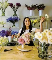  ?? STACEY WESCOTT CHICAGO TRIBUNE ?? Tara Vevers, owner of Taxaflora, works on wedding flower arrangemen­ts at her Chicago studio.