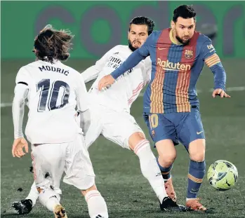  ?? /EFE. ?? Con el envío de las tres camisetas autografia­das, Lionel Messi (10) parece haber limado sus asperezas con la Conmebol, tras su enfado en la Copa América 2019.