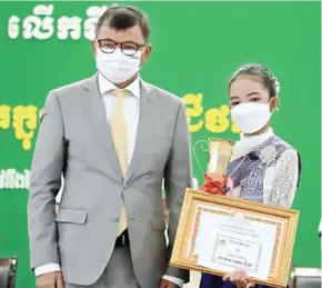  ?? SUPPLIED ?? A student receives a Samdech Techo Hun Sen poetry award.