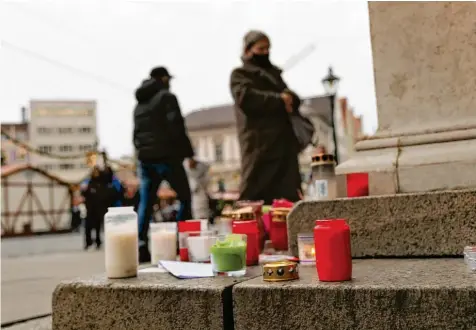  ?? Foto: Bernd Hohlen ?? Am Montag wurden es immer mehr Kerzen, Blumen und Briefe vor dem Augsburger Rathaus.