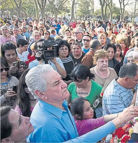  ??  ?? Fervor por San Cayetano. Entre 1.200 y 1.500 devotos fueron ayer a la plaza Diputado Guevara, en barrio Altamira, para ve