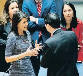  ?? KENA BETANCUR / AFP ?? La representa­nte de EE.UU., Nikki Haley, con el de China, Wu Haitao