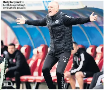  ?? ?? Applause for thought McGinty and Muirhead thank the noisy travelling support at end
Bully for you Boss Lee Bullen gets tough on touchline at Accies