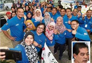  ??  ?? All smiles: Volunteers posing for a ‘wefie’ after arriving at KLIA. Dr Hilmi (inset) announced the extension.