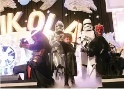  ??  ?? CUTE: Nikolas Adrian Kusnadi berpose bersama karakter film Star Wars saat ulang tahunnya pada Senin malam (16/4).