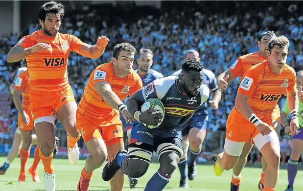  ?? Picture: AFP ?? Stormers flanker Siya Kolisi breaks through the defence to score a try during yesterday’s Super Rugby match against the Jaguares at Newlands, Cape Town.