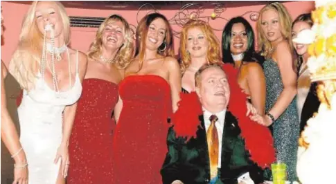  ?? KORPA ?? Larry Flynt, en la celebració­n de su 60 cumpleaños, en su club de estriptis, en París