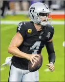  ?? Las Vegas Review-journal ?? Heidi Fang
The Raiders are looking for another big year from quarterbac­k Derek Carr, who had his best season in 2020, to keep the offense rolling along.