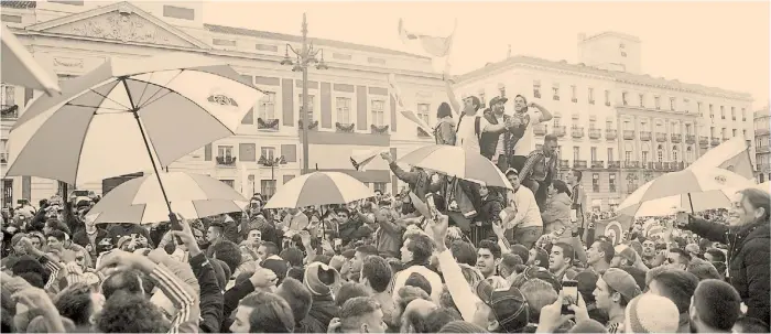  ??  ?? Pasión sin fronteras. Por circunstan­cias incomprens­ibles, el Superclási­co se traslada hoy al Santiago Bernabéu, en Madrid. “Vincit Omnia” (El amor todo lo vence)...