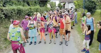  ?? ?? Un défilé haut en couleurs avec une déambulati­on dans le village.