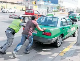  ?? /GERARDO GARCÍA ?? Taxistas de León no dejan de trabajar pese a que en cualquier momento se pueden quedar parados