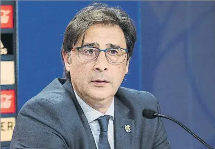  ?? FOTO: LUIS MARI UNCITI ?? Lorenzo Juarros escucha una de las formulacio­nes que le realizaron en una comparecen­cia de prensa en Anoeta