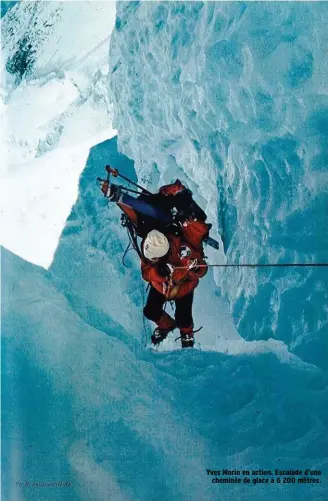  ??  ?? Yves Morin en action. Escalade d’une cheminée de glace à 6 200 mètres.