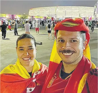  ?? ?? Nathalie y José Manuel, felices en la previa de España en el Estadio Al Thumama.