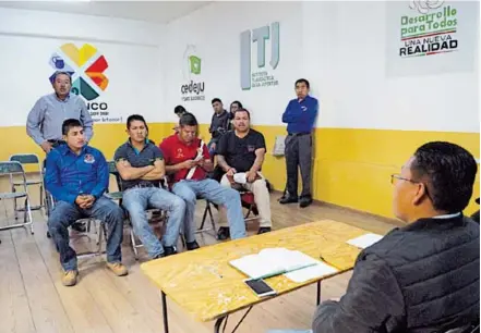  ?? Tomás Baños ?? Durante una reunión con elementos policiales, el alcalde Giovany Aguilar presentó a Agustín Hernández como nuevo director de seguridad pública en Ixtenco.