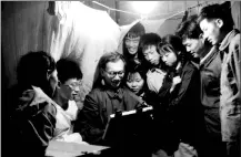  ??  ?? Li Binghong demonstrat­es a drawing to his students in the 1970s while visiting the countrysid­e.