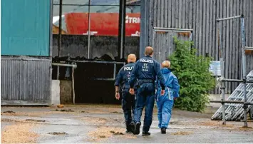  ?? Foto: Matthias Becker ?? Im Juli rückten Ermittler der Polizei an, um den Bauernhof in Bad Grönenbach (Landkreis Unterallgä­u) und die Haltung der Tiere dort zu kontrollie­ren.