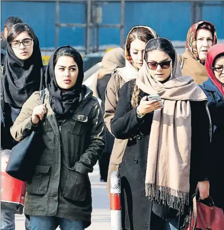  ??  ?? Velo caído. Llevar el velo lo más atrás posible, como hacen estas mujeres en Teherán, es una protesta contra el conservadu­rismo islámico, que relega a las mujeres a un segundo plano