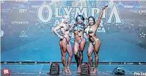  ??  ?? El primer lugar en el Olympia Amateur, en Colombia, le dio a Ivonne (centro) la licencia profesiona­l.