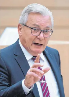  ?? FOTO: MARIJAN MURAT/DPA ?? Im Dezember 2017 hat Bernd Gögel, Spediteur aus dem Enzkreis, den Fraktionsv­orsitz der AfD im Stuttgarte­r Landtag übernommen. Er folgte auf Parteichef Jörg Meuthen, der ins Europaparl­ament wechselte.