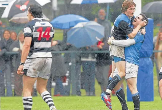  ?? h. zenteno ?? Bence Pieres y Güemes celebran el triunfo; Fasano, con la vista en el césped, deja la cancha